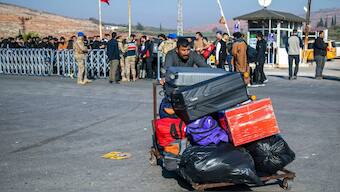 Syrians arrive to cross into Syria from Turkey at the Cilvegozu border gate, near the town of Antakya, southern Turkey, Monday, 9 December 2024. (Photo: AP)