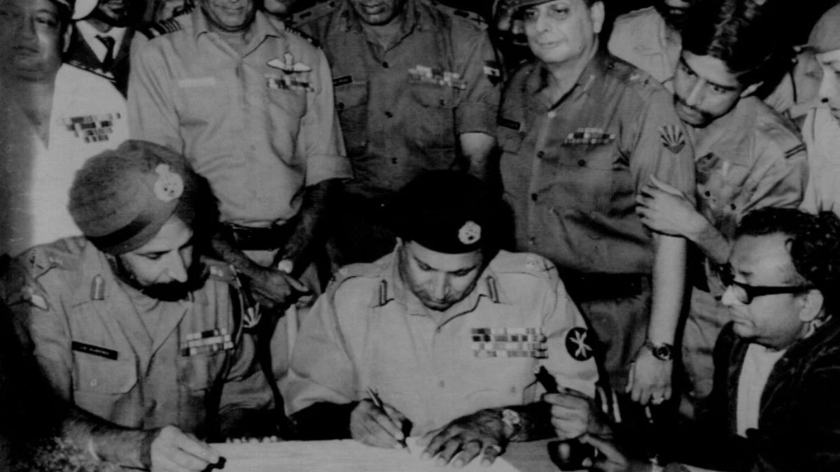 Lt. General A.A. K. Niazi (right) signing the surrender document as Lt. General J.S. Aurora (left), Chief of Indian Army's eastern command, looks on on December 16, 1971. (Photo: AP) Lt. General A.A. K. Niazi (right) signing the surrender document as Lt. General J.S. Aurora (left), Chief of Indian Army's eastern command, looks on on December 16, 1971. (Photo: AP)