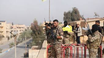 Members of the Kurdish-led Syrian Democratic Forces (SDF) hold weapons. (Photo: Reuters) 