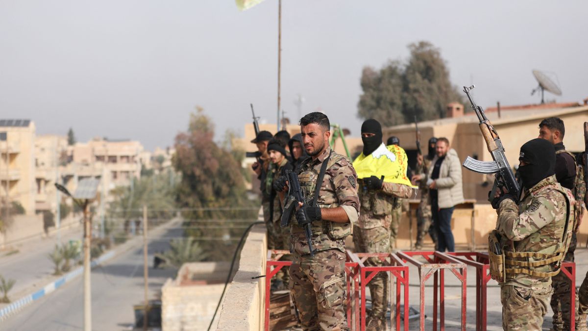 Members of the Kurdish-led Syrian Democratic Forces (SDF) hold weapons in Deir al-Zor, after U.S.-backed alliance led by Syrian Kurdish fighters captured Deir el-Zor, the government's main foothold in the vast desert, according to Syrian sources, in Syria December 7, 2024. (Photo: Reuters) Members of the Kurdish-led Syrian Democratic Forces (SDF) hold weapons in Deir al-Zor, after U.S.-backed alliance led by Syrian Kurdish fighters captured Deir el-Zor, the government's main foothold in the vast desert, according to Syrian sources, in Syria December 7, 2024. (Photo: Reuters)