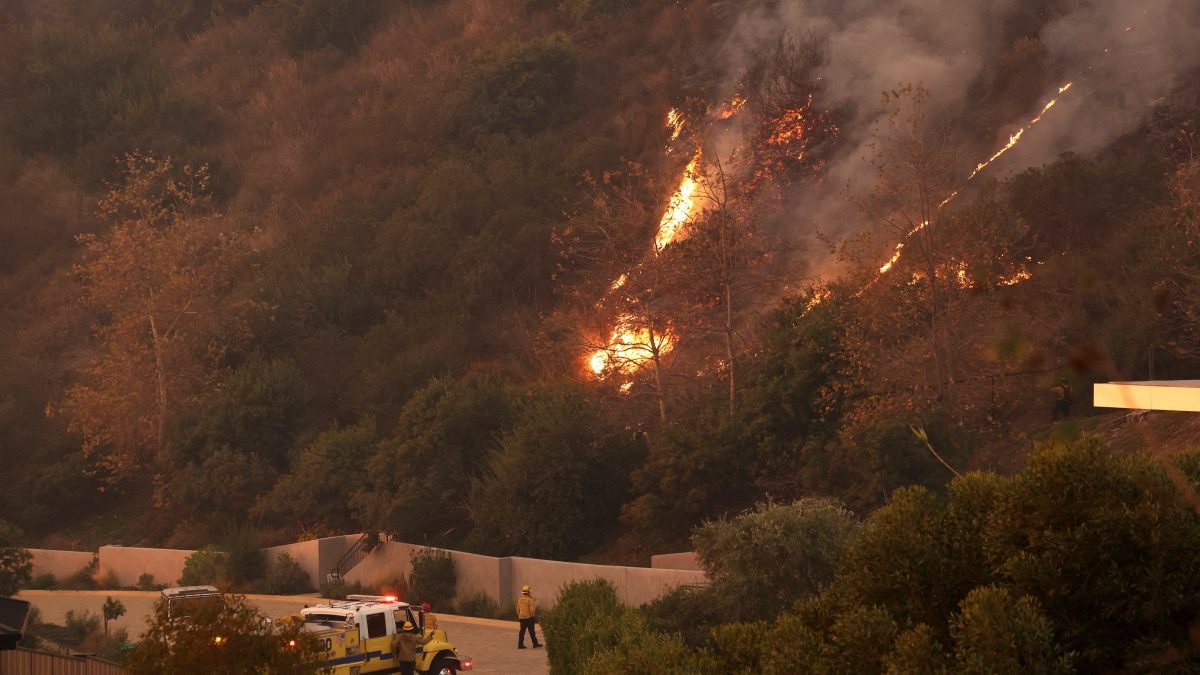 Fire rages out of control in Malibu, thousands under compulsory evacuation order