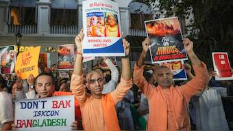 Iskcon monks in West Bengal's Kolkata take part in a protest 'kirtan' over the arrest of Chinmoy Krishna Das Prabhu by Bangladesh police. Source: PTI