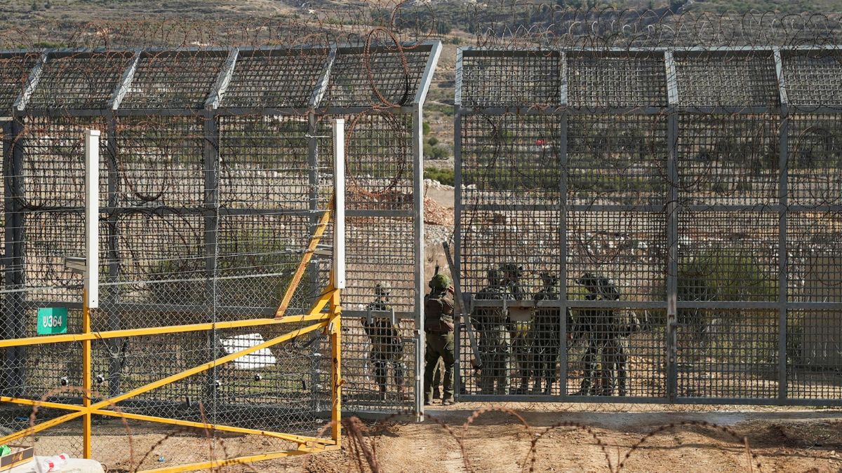 Israeli soldiers stand on the Syrian side of the ceasefire line between Syria and the Israeli-occupied Golan Heights, as seen from the Golan Heights, December 10, 2024. File Image/Reuters Israeli soldiers stand on the Syrian side of the ceasefire line between Syria and the Israeli-occupied Golan Heights, as seen from the Golan Heights, December 10, 2024. File Image/Reuters