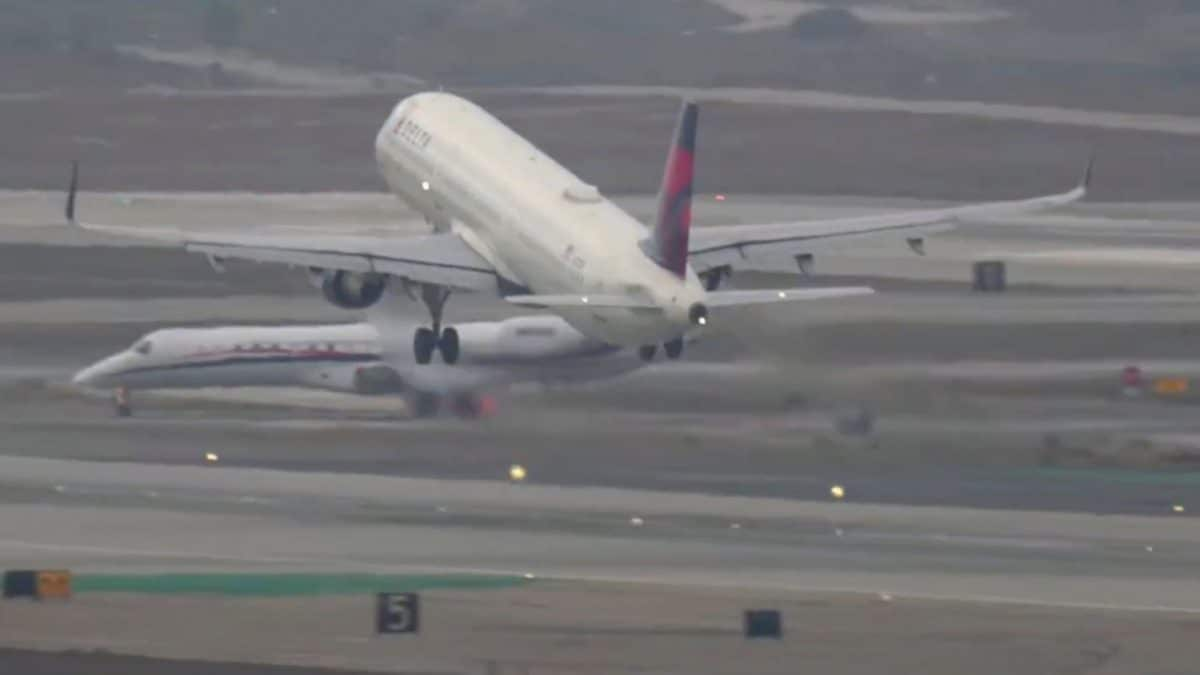 ‘Stop, stop, stop’: Major mishap averted at LA airport as ATC halts jet carrying basketball team