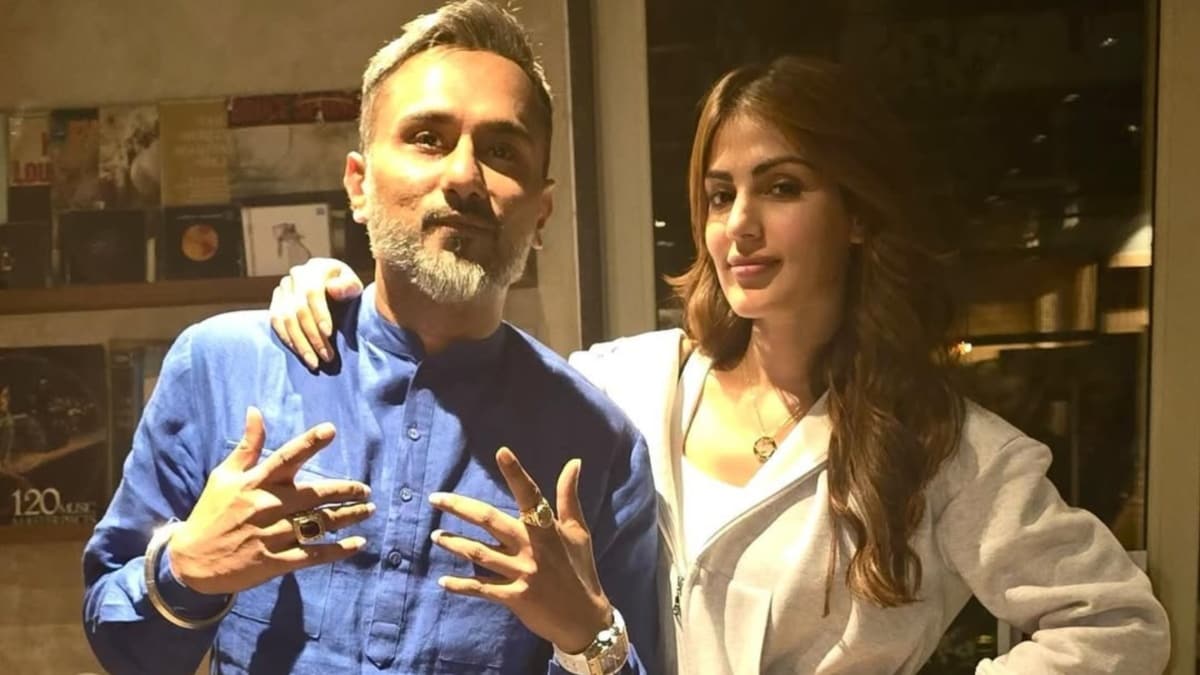 Yo Yo Honey Singh comes in support of Rhea Chakraborty, musician spotter wearing Chapter 2