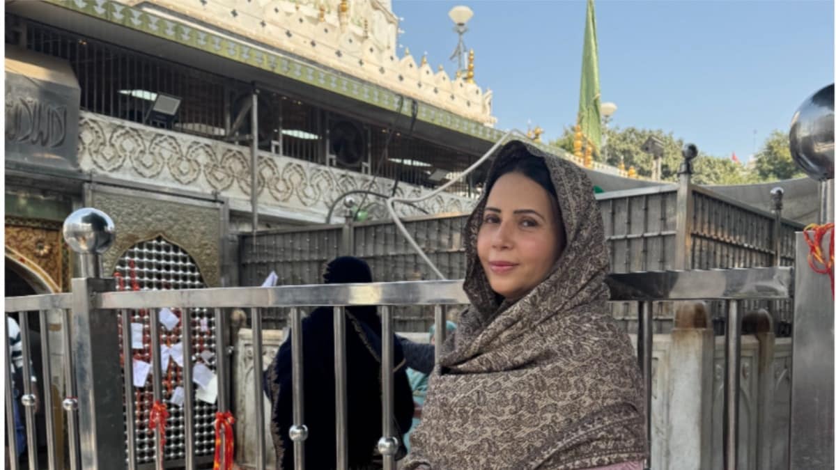 Dhama Choukdi actress Rozlyn Khan offers prayers at Ajmer Sharif Dargah