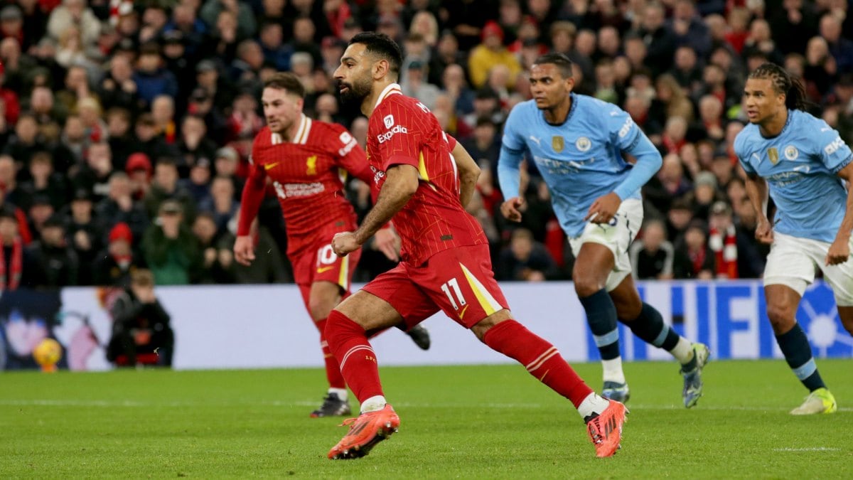 Premeir League: Liverpool condemn City to fourth consecutive league defeat as United hammer Everton 4-0