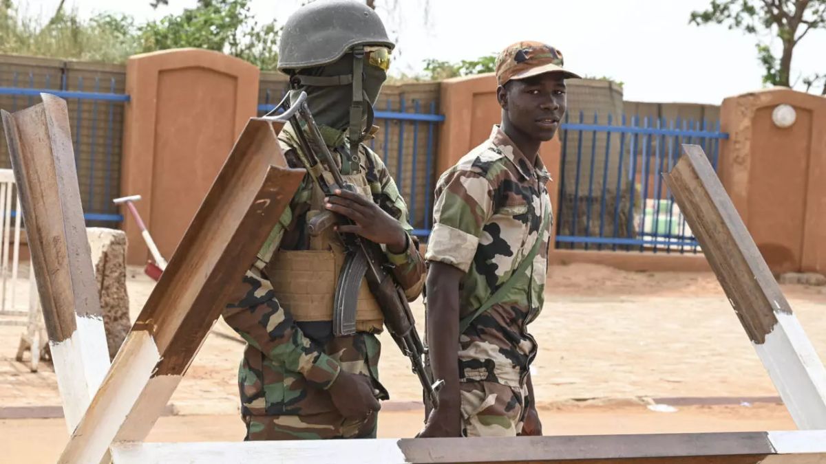 Niger: Gunmen shoot down 21 civilians in attack on goods envoy Niger: Gunmen shoot down 21 civilians in attack on goods envoy