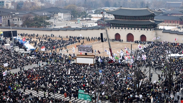 Rival demonstrations in Seoul as Yoon Suk Yeol's fate hangs in balance –  Firstpost