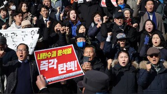 People hold signs during a rally calling for the resignation of South Korean President Yoon Suk Yeol, in Seoul, South Korea, December 4, 2024. Source: Reuters. 