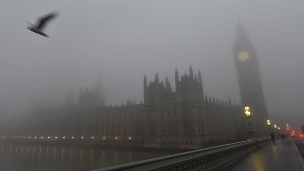 Fog disrupts UK flights, causes delays at Gatwick and Heathrow airports on busy travel weekend