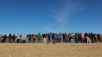 Migrants gesture while praying near the border, after rumours spread that they would be allowed to enter the United States, according to local media, in Ciudad Juarez, Mexico, December 18, 2024. File Image/Reuters
