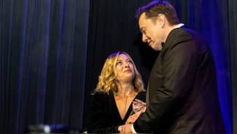 Elon Musk, CEO of Tesla, right, presents Italy's Prime Minister Giorgia Meloni with an award during the Global Citizen Awards dinner, Monday, September 23, 2024, in New York. AP