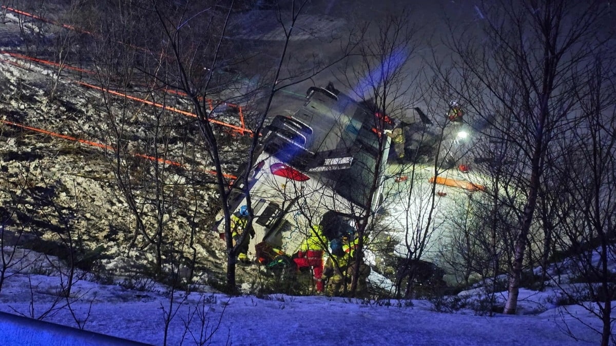 3 killed 4 injured after busy carrying foreign tourists plunges into lake in Norway