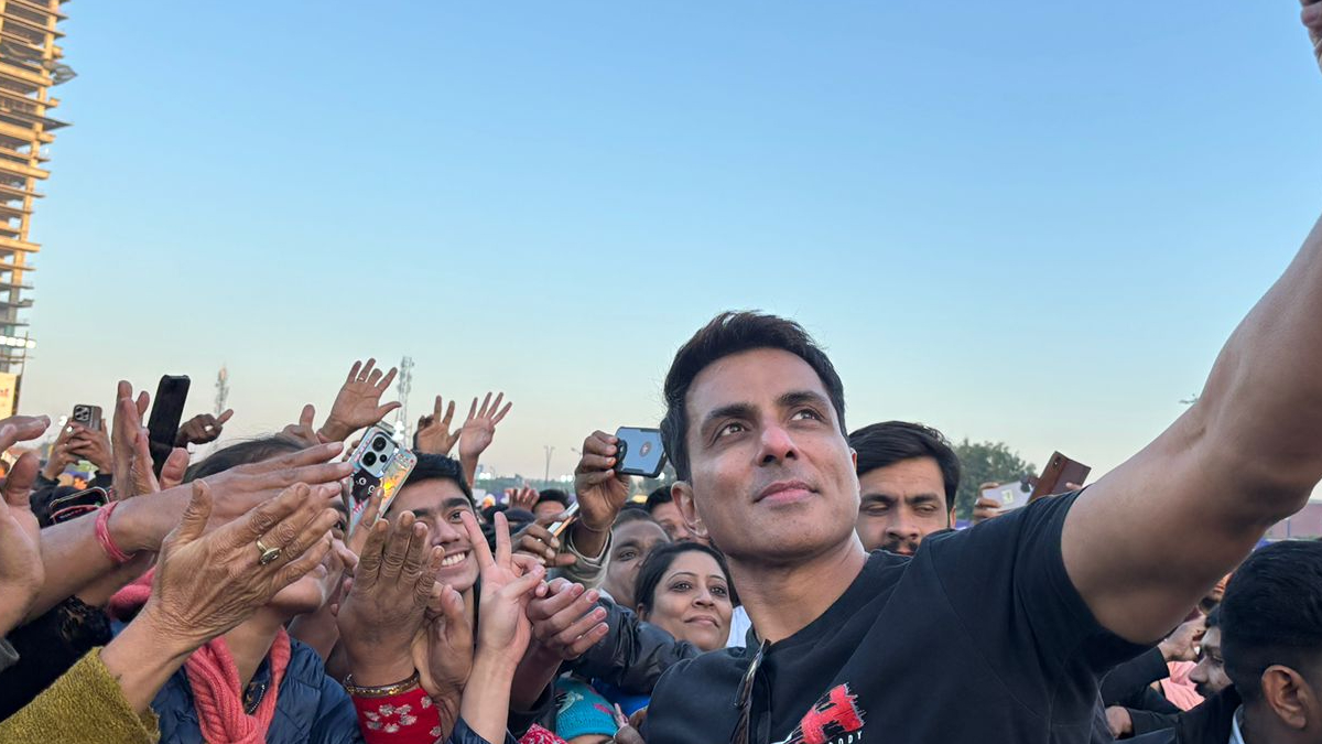 Sonu Sood leads Ahmedabad marathon as fans sport Fateh T-Shirts for #DrugFreeFuture Sonu Sood leads Ahmedabad marathon as fans sport Fateh T-Shirts for #DrugFreeFuture
