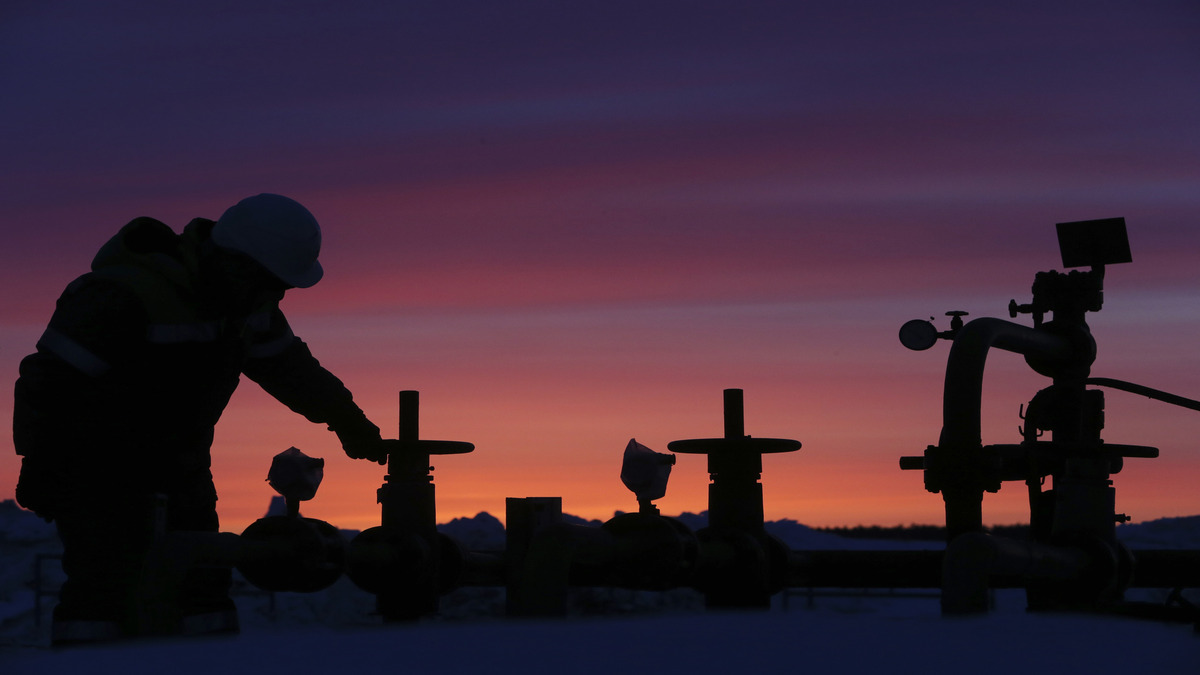 US slaps Russian oil industry with toughest sanctions yet, UK joins bid