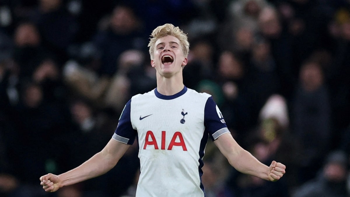 Lucas Bergvall on target as Tottenham edge Liverpool 1-0 in first leg of Carabao Cup semi-final