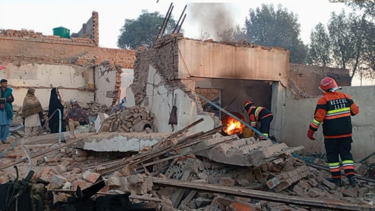 5 killed, 35 injured as gas-filled tanker explodes in Multan 5 killed, 35 injured as gas-filled tanker explodes in Multan