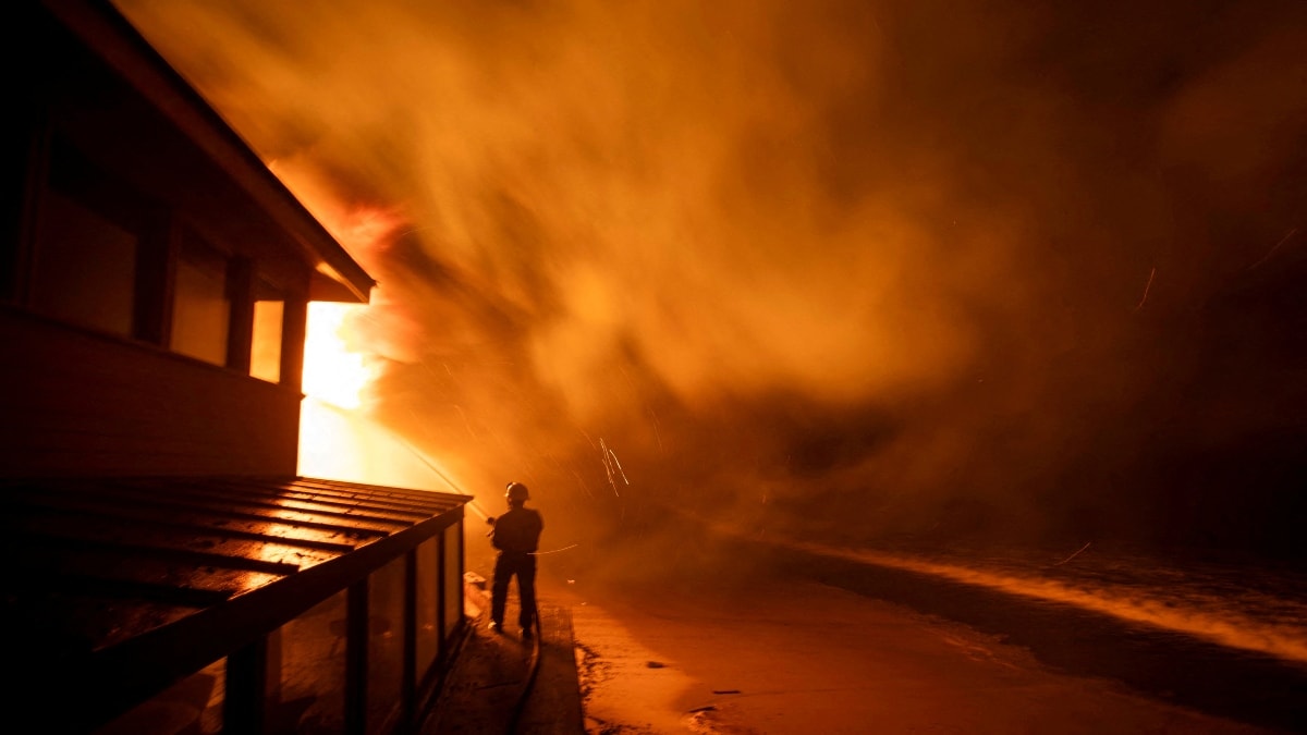 Major LA wildfires 'zero per cent' contained; officials condemn looting, warn of rising death toll