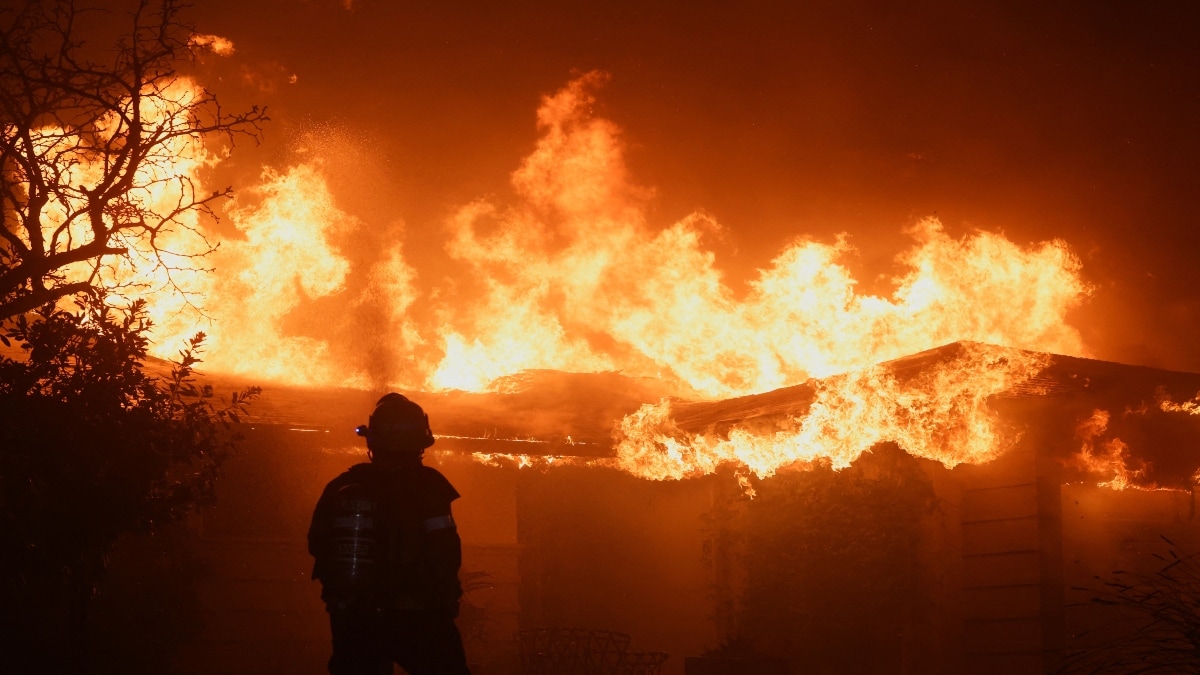 2 people killed, 1,000 structures destroyed, 70,000 evacuations ordered as wildfires rage out of control near Los Angeles