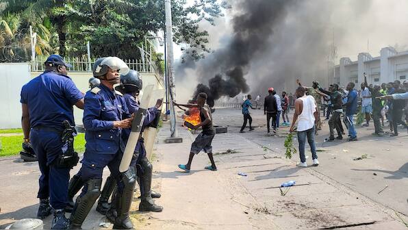 Chaos in Congo's Goma: Embassies of Rwanda, France & US attacked; UN says dead bodies lie in streets