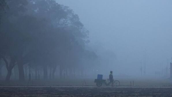 Blinding fog in Delhi delays over 100 flights, 26 trains; zero visibility at airport