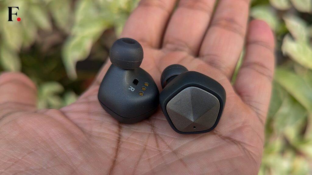 Earbuds-2025-01-cdf8622293154692d64e7e3255b29752
