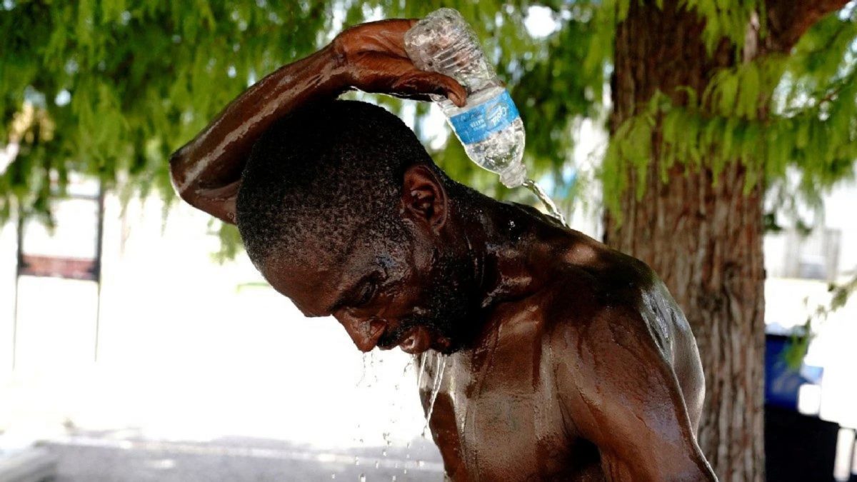A homeless man pours water over himself during an excessive heat warning in Oklahoma City, Oklahoma, US. Source: Reuters.  A homeless man pours water over himself during an excessive heat warning in Oklahoma City, Oklahoma, US. Source: Reuters.