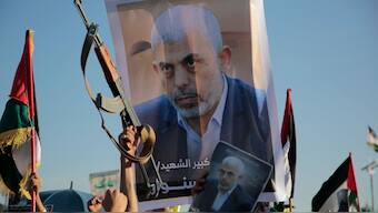 Houthi supporters raise a poster of Hamas leader Yahya Sinwar, who was killed by Israeli troops in Gaza, during an anti-Israel rally in Sanaa, Yemen, Friday, Oct. 18, 2024. (Photo: AP)