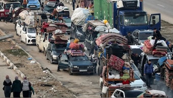 The photograph shows Palestinians in vehicles awaiting security checks at the Netzarim Corridor to travel to northern parts of the Gaza Strip. (Photo: AFP)