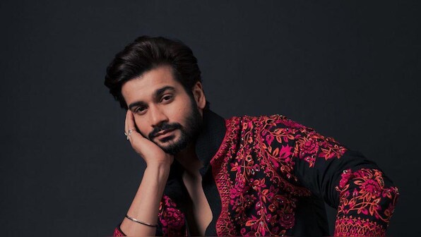 Sunny Kaushal completes shooting for a detective comedy, celebrates with cast and crew