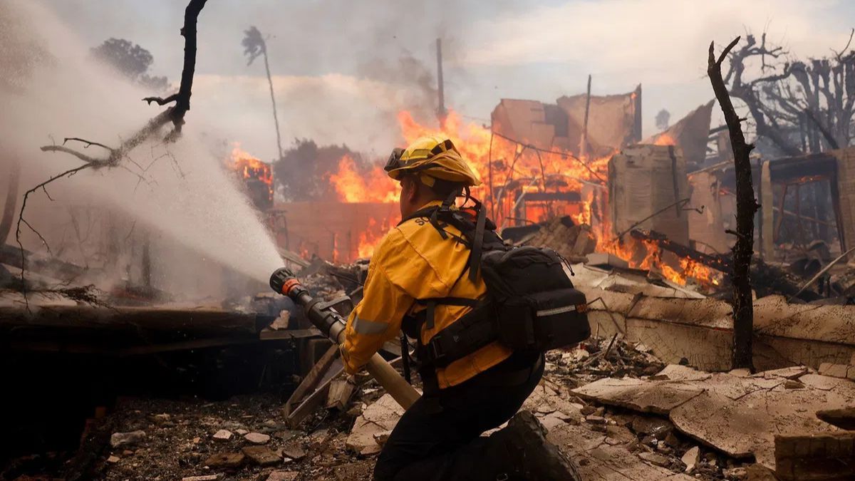 Experts caution that toxic chemicals from the fires can infiltrate damaged water systems, and neither filtering nor boiling the water can remove these harmful substances. Reuters Experts caution that toxic chemicals from the fires can infiltrate damaged water systems, and neither filtering nor boiling the water can remove these harmful substances. Reuters