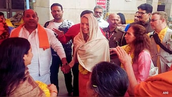 Laurene Powell, wife of late Apple co-founder Steve Jobs, visited Kashi Vishwanath Temple in Uttar Pradesh's Varanasi. Source: ANI.