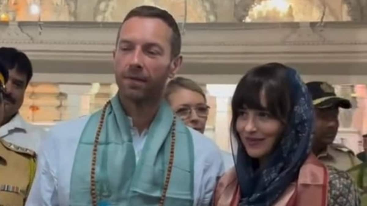 Coldplay's Chris Martin & girlfriend Dakota Johnson seek blessing at Shri Babulnath Temple ahead of Mumbai concert - watch video