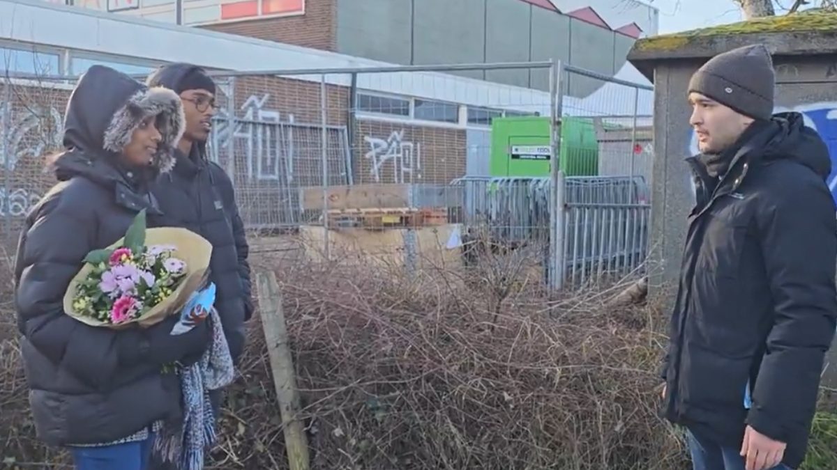 Uzbek Grandmaster Nodirbek Yakubboev gifted R Vaishali flowers and apologised for refusing to shake hands at Tata Steel Chess 2025. Image: ChessBase India
Uzbek Grandmaster Nodirbek Yakubboev gifted R Vaishali flowers and apologised for refusing to shake hands at Tata Steel Chess 2025. Image: ChessBase India