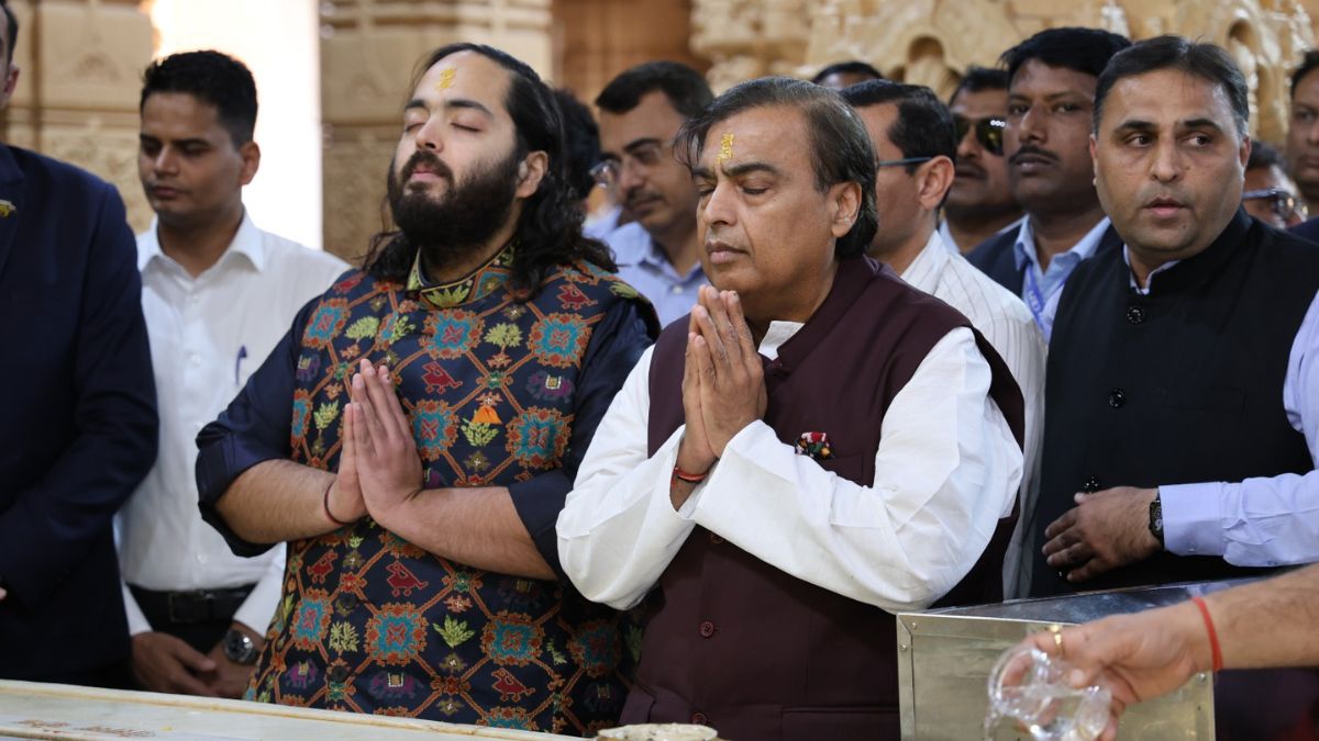 Mukesh Ambani, Anant Ambani offer prayers at Somnath Temple in Gujrat Mukesh Ambani, Anant Ambani offer prayers at Somnath Temple in Gujrat