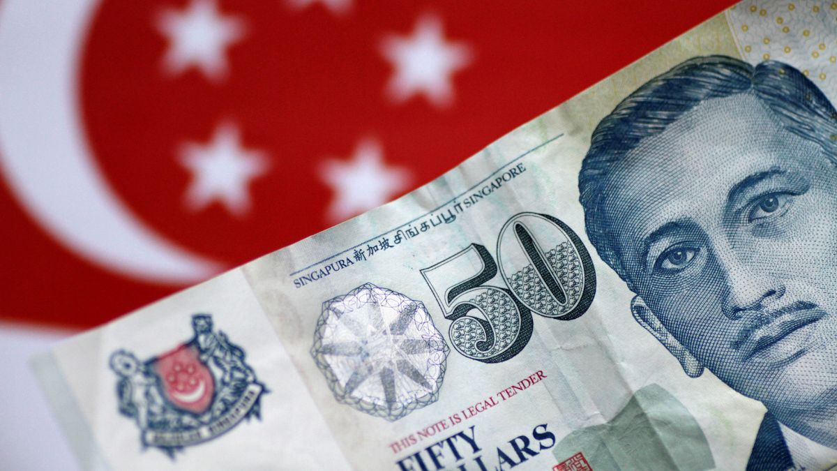 A Singapore dollar note is seen in this illustration photo May 31, 2017. File Image/Reuters A Singapore dollar note is seen in this illustration photo May 31, 2017. File Image/Reuters