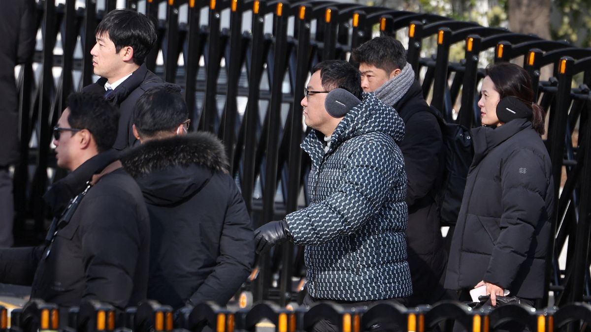 Police officers and investigators leave impeached South Korean President Yoon Suk Yeol&#39;s official residence, as investigators were unable to execute an arrest warrant on Friday for Yoon according to the Corruption Investigation Office for High-ranking Officials, in Seoul, South Korea, January 3, 2025. File Image/Reuters