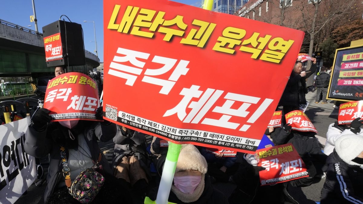 South Korea: Thousands protest as investigators attempt to arrest Yoon over botched martial law