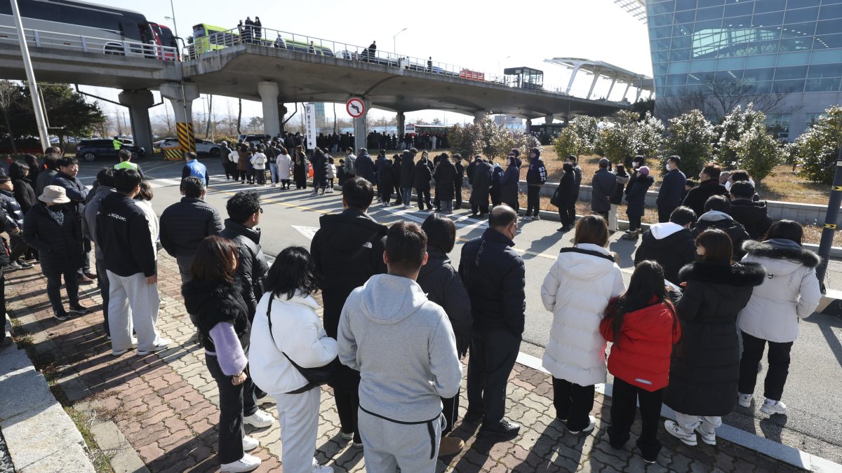 South Korea: Grieving relatives pay respects at crash site as search for answers continues