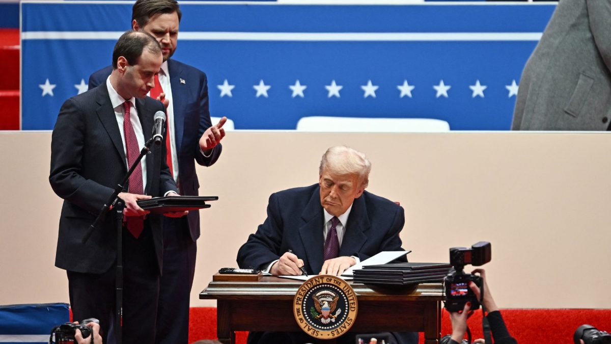Trump signs executive order to pull US out of Paris agreement to fight climate change Trump signs executive order to pull US out of Paris agreement to fight climate change