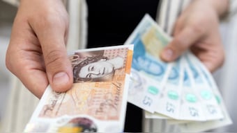 Woman holds British Pound banknotes in this illustration taken May 30, 2022. File Photo/Reuters