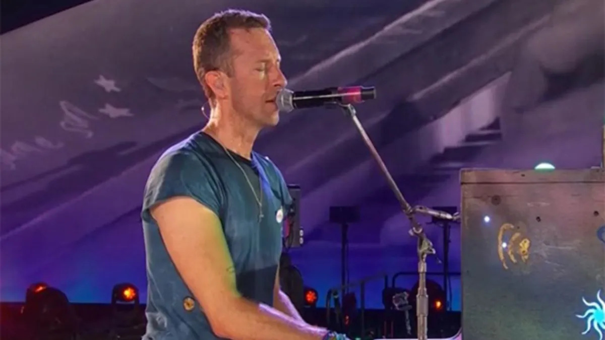 Coldplay's final India concert: Chris Martin celebrates Republic Day, sings 'Vande Mataram' Coldplay's final India concert: Chris Martin celebrates Republic Day, sings 'Vande Mataram'