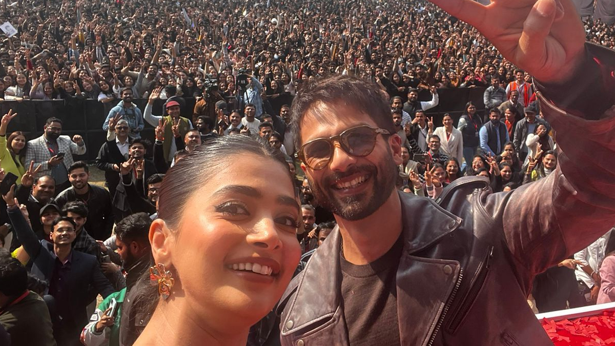 Deva kickstarts Promotions from Delhi! Shahid Kapoor and Pooja Hegde danced on the chartbuster songs with fans from the film! Deva kickstarts Promotions from Delhi! Shahid Kapoor and Pooja Hegde danced on the chartbuster songs with fans from the film!