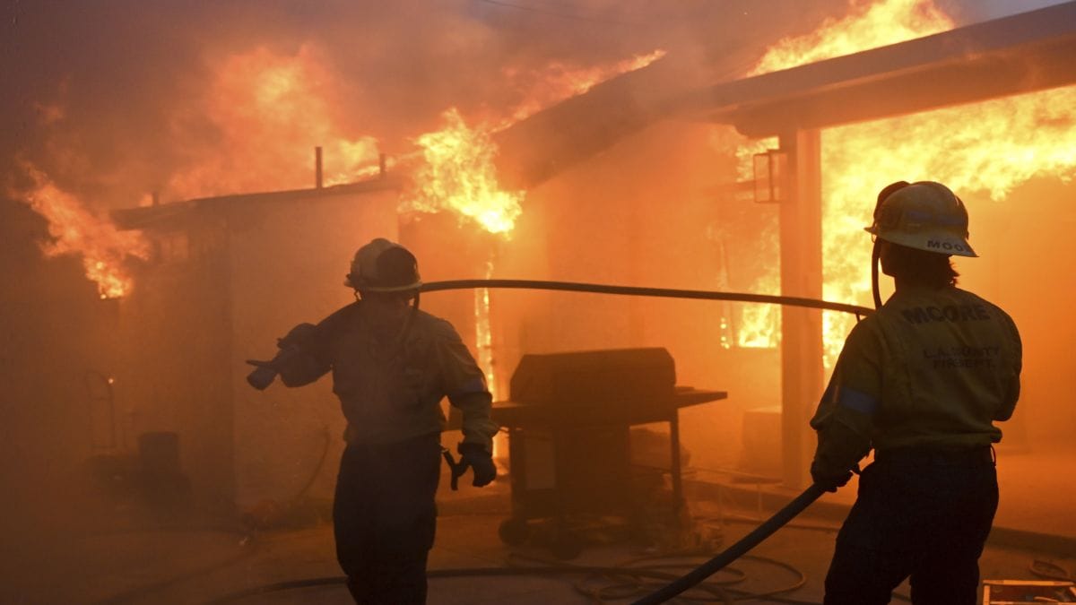 Los Angeles: 900 prisoners fighting wildfires for additional $1 an hour payment