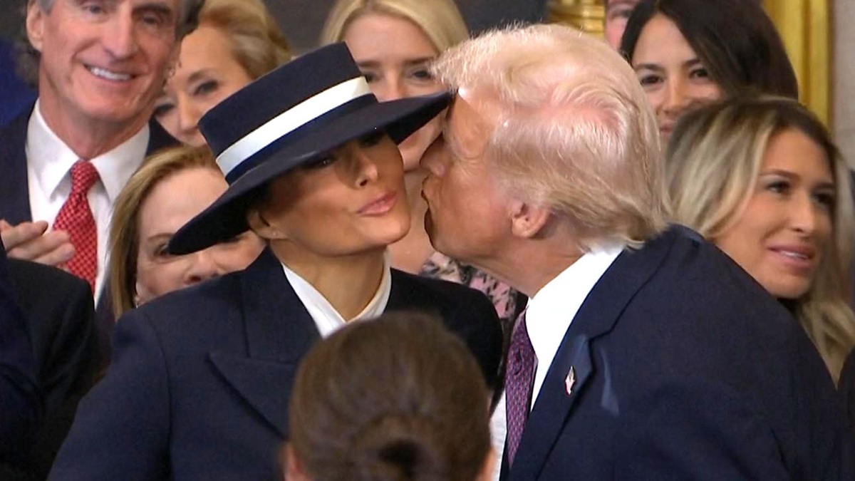 Trump and Melania’s awkward kiss-miss moment Trump and Melania’s awkward kiss-miss moment