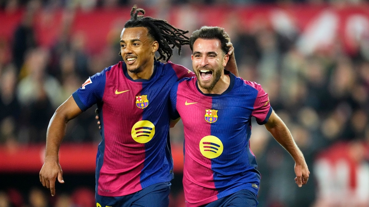 Ten-man Barca thrashes Sevilla, stays in La Liga title hunt