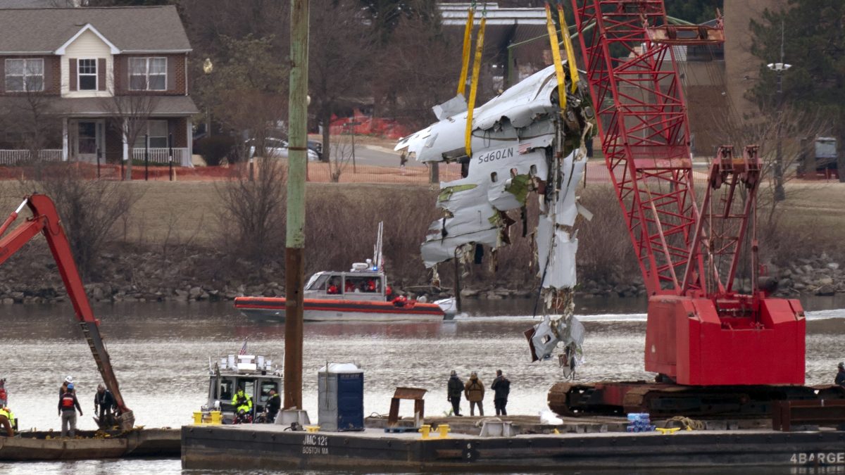 Rescue and salvage crews with cranes pull up the wreckage of an American Airlines jet in the Potomac River from Ronald Reagan Washington National Airport, in Arlington, Va. AP Rescue and salvage crews with cranes pull up the wreckage of an American Airlines jet in the Potomac River from Ronald Reagan Washington National Airport, in Arlington, Va. AP