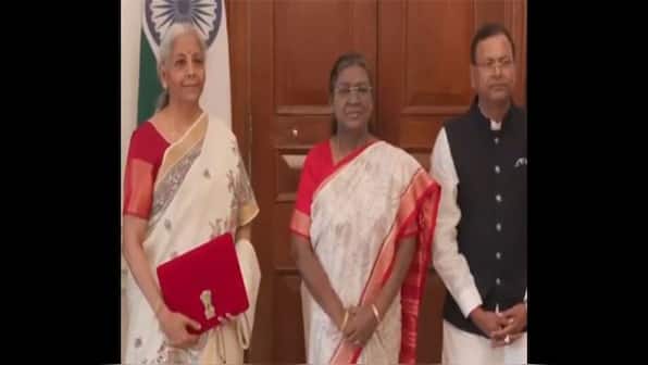 FM Sitharaman meets President Murmu at the Rashtrapati Bhavan ahead of 8th consecutive Budget