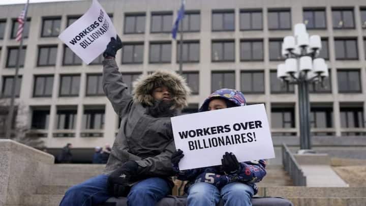 Judge pauses Trump's incentive plan to push out federal workers Judge pauses Trump's incentive plan to push out federal workers